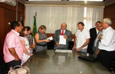 Gestão democrática e auxílio transporte garantidos pelo governo em reunião do Sintero com Confúcio Moura