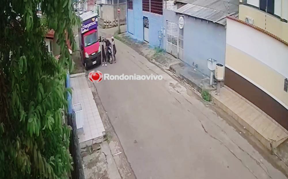 VEJA O VÍDEO: Casal ladrão é filmado assaltando mulher em plena luz do dia