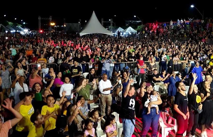 ALEX REDANO: Deputado prestigia show do cantor que atraiu moradores do Vale do Jamari