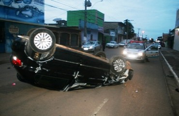 TRÂNSITO – Veículo capota na rua D.Pedro II e moradores afirmam que acidentes viraram rotina – Fotos