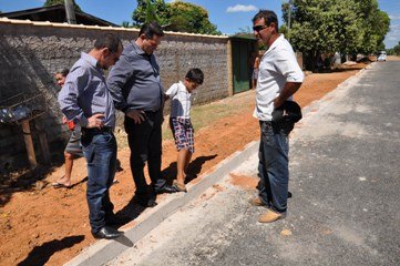 
Maurão de Carvalho vistoria asfalto, após receber denúncias de má qualidade no serviço
