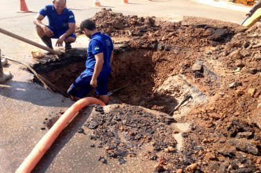 CENA DA CIDADE – Serviço da prefeitura e CAERD interrompe trânsito em bairro da Capital