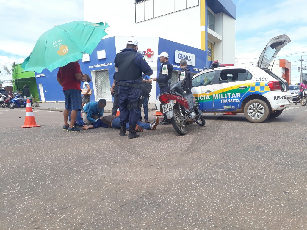 NO SEMÁFORO: Colisão entre Hilux e Biz deixa homem ferido