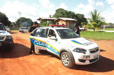 'CAPACETADA' - Homem é preso após levar filho da ex mulher e agredi-la na rua