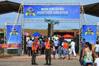 PORTÕES ABERTOS – Público lota pátio da Base Área e prestigia evento