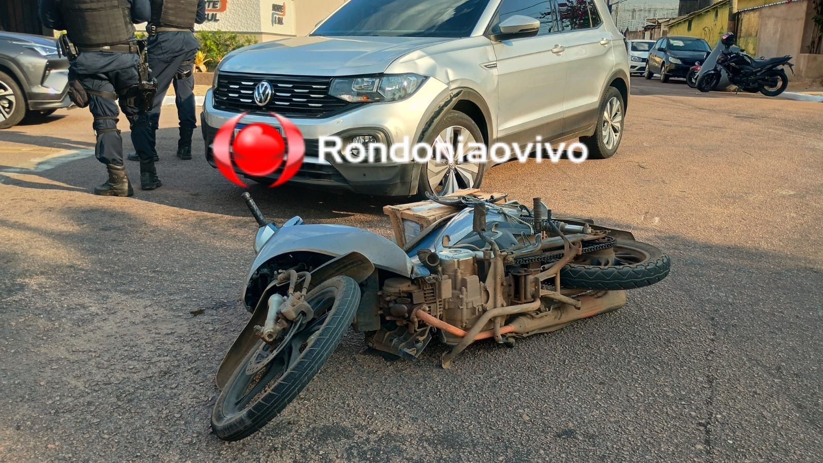 DESACORDADA: Mulher em moto fica em estado gravíssimo após ser atingida por carro