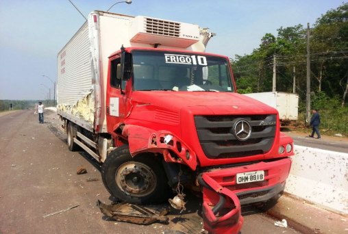 Motorista foge após bater em veículos e derrubar postes na capital
