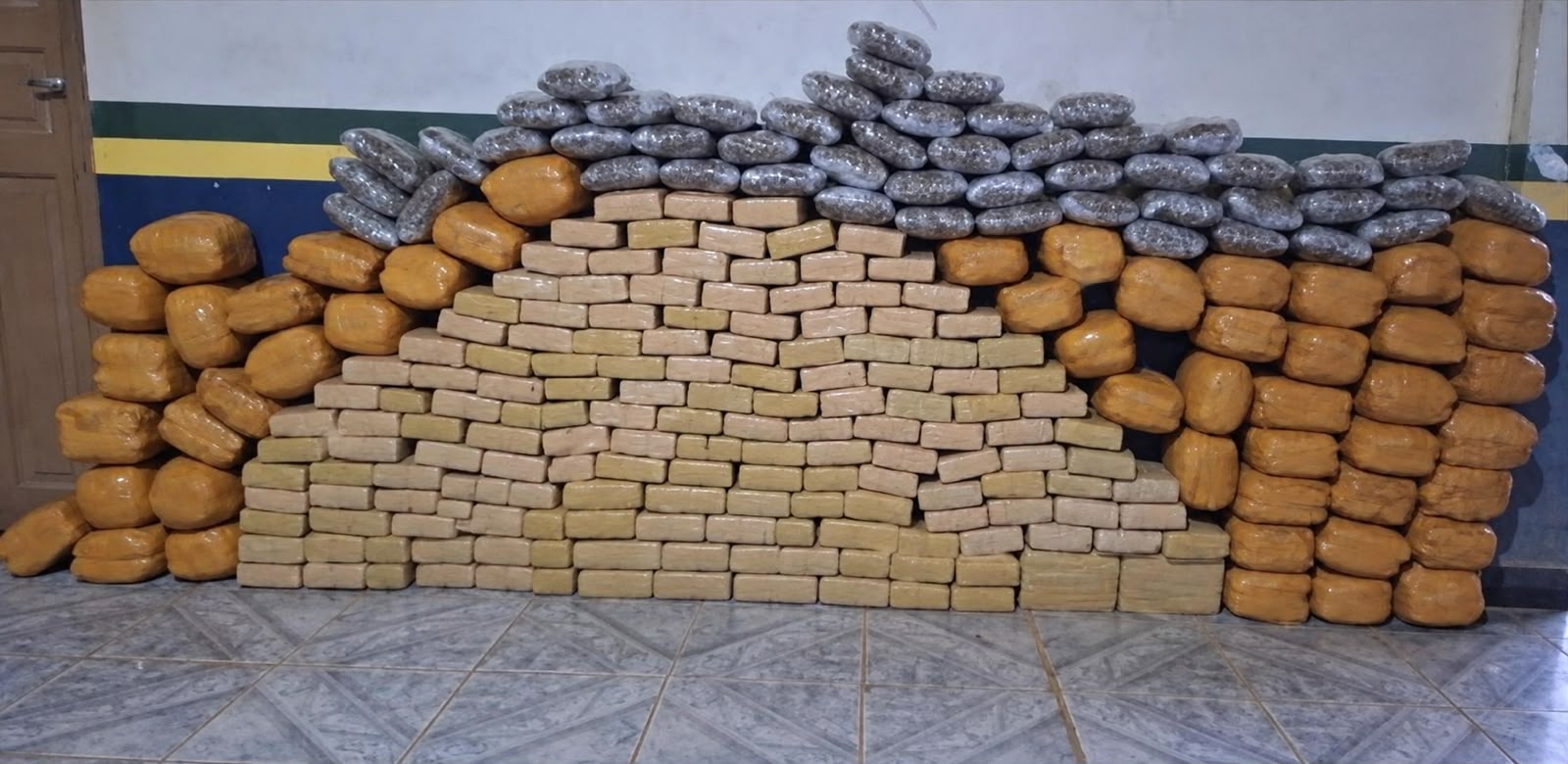 COMBATE AO TRÁFICO: DRACO2 e PM prendem criminoso com 245 quilos de skunk