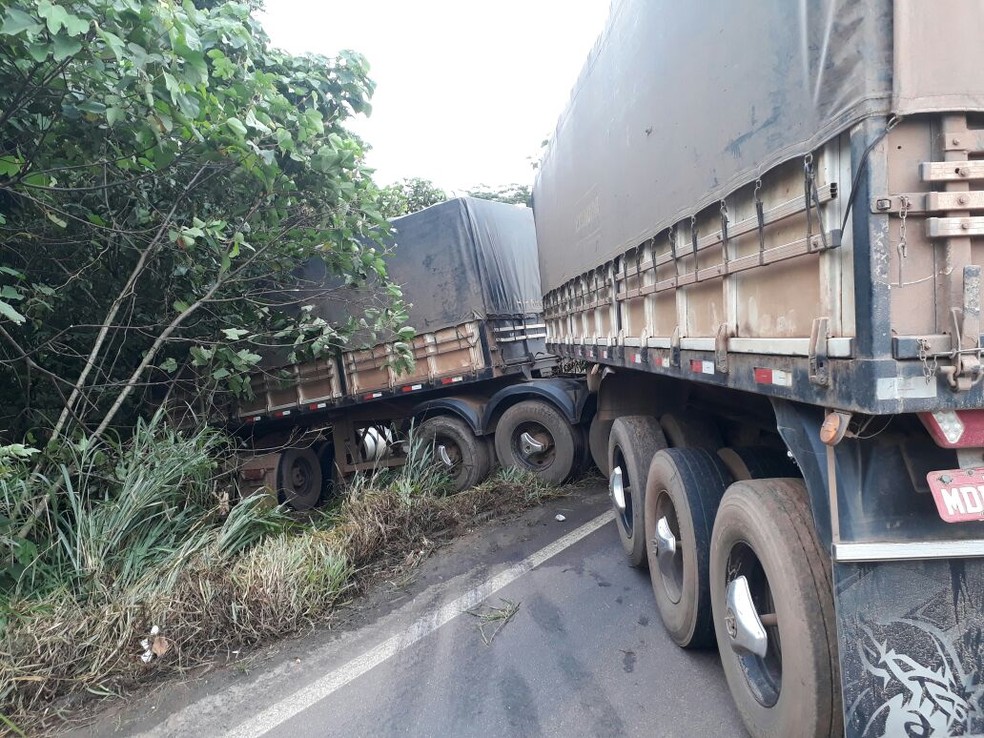 Motorista de carro morre ao bater contra carreta