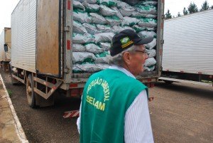 PRF apreende caminhão com 7 toneladas de carvão vegetal sem documentação