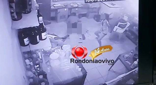 NÃO REAGIU: Vídeo mostra assaltantes atirando e matando comerciante em bar na capital