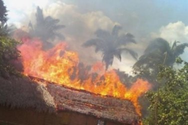 Elementos armados queimam sede de fazenda