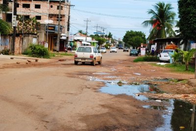 CAOS - Buraqueira causa transtorno a motoristas em bairro da zona Norte
