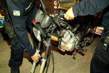 EM FAMÍLIA - Trio é preso desmontando motos roubadas