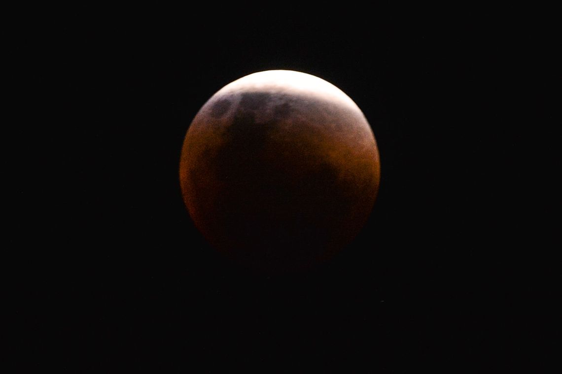 LUA DE SANGUE: Maior eclipse total da Lua do século 21 ocorre nesta sexta-feira