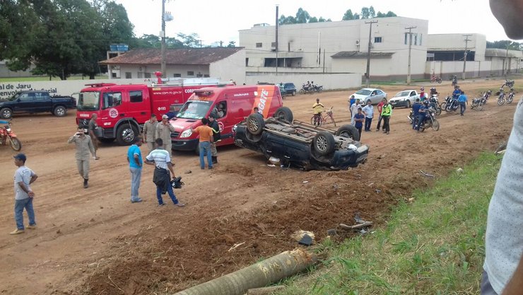 Motorista adormece em direção e capota caminhonete na BR-364