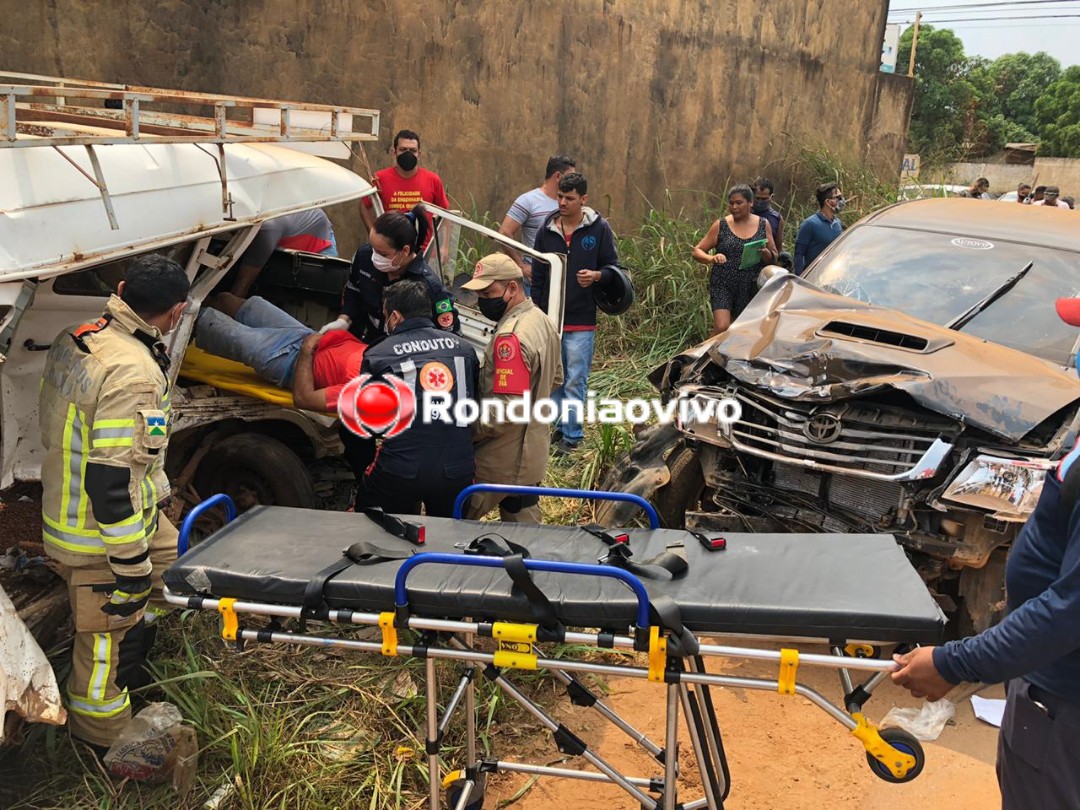 PRESO NAS FERRAGENS: Caminhonete arrasta Kombi e deixa casal em estado grave