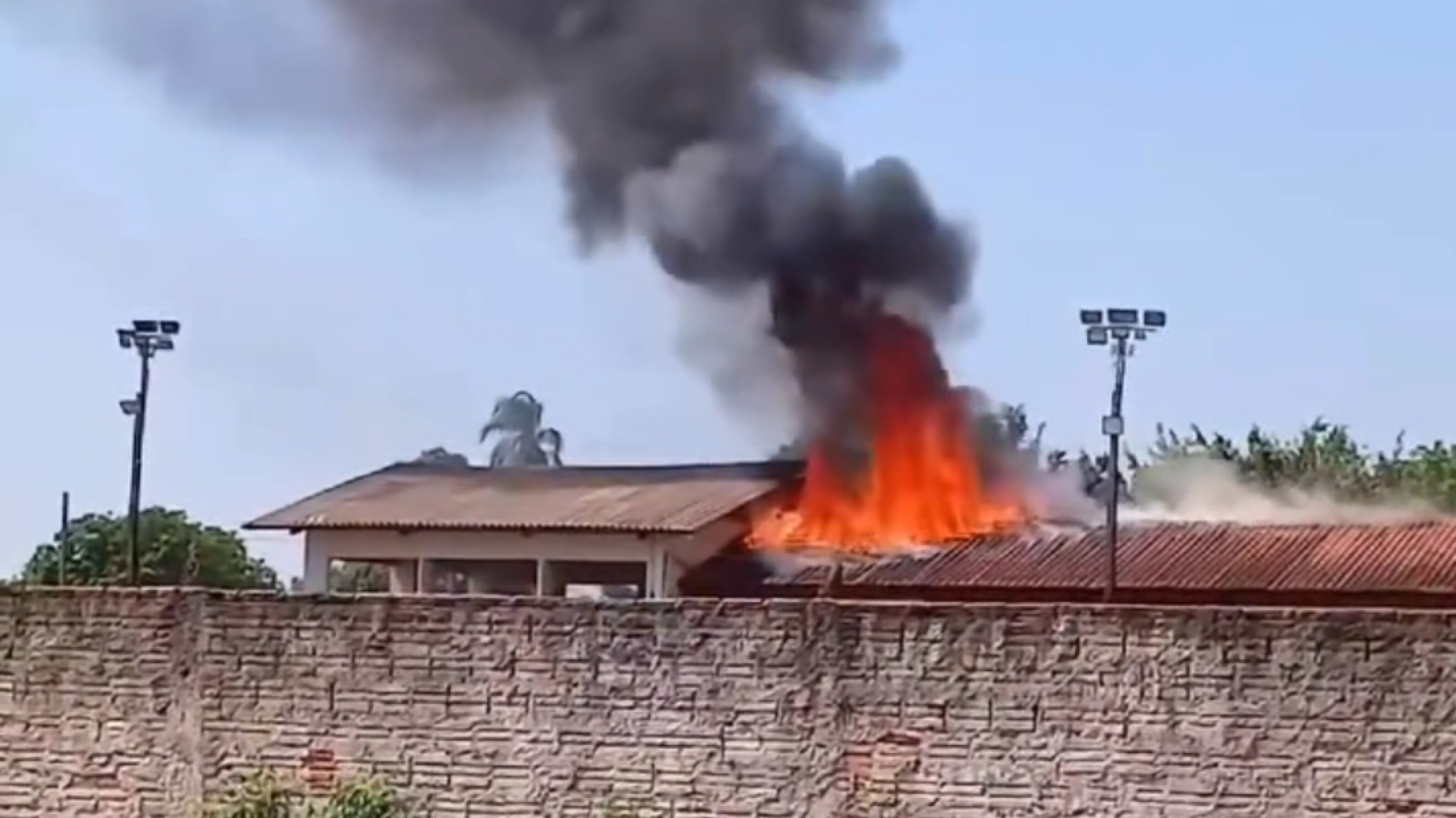 VÍDEO: Incêndio de grandes proporções atinge dependências do clube da AABB