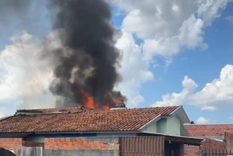 VÍDEO: Celular aquecido provoca incêndio e destrói residência