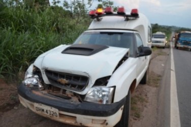 Ambulância colide em caminhonete na BR 364 