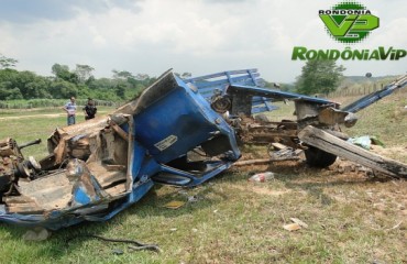 MONTE NEGRO - Roda de caminhonete trava causando acidente com vítima fatal - Fotos