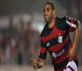 Adriano sonha com volta ao Flamengo: 'Nem precisa pagar, jogo por amor'