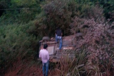 Jovem capota na entrada do município