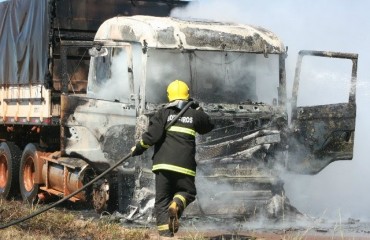 VILHENA – Carreta pega fogo enquanto motorista testava o motor – Fotos 