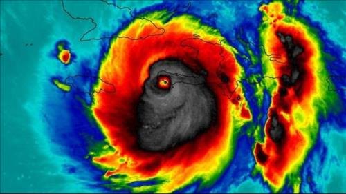 Furacão deve chegar aos Estados Unidos com ventos de até 250 km/h