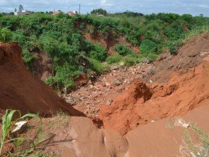 Cratera ameaça casas e preocupa moradores