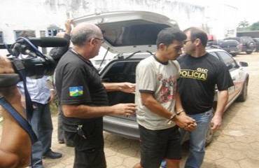 Seqüestradores de filho de madeireiro são apresentados pela polícia na Sesdec; um deles acusa vítima de planejar crime – Veja vídeo