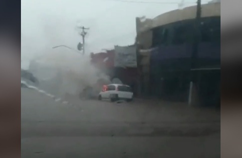 CAPITAL: Carro pega fogo durante temporal na avenida Jorge Teixeira