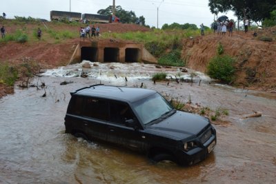 Motorista resolve fazer trilha e atola carro em igarapé