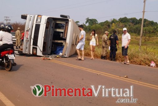 Micro Ônibus com time de futebol tomba e deixa 18 pessoas feridas