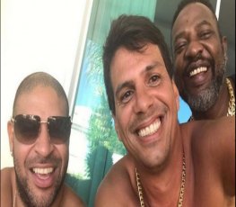 Adriano Imperador recebe Mr. Catra em sua mansão no Rio