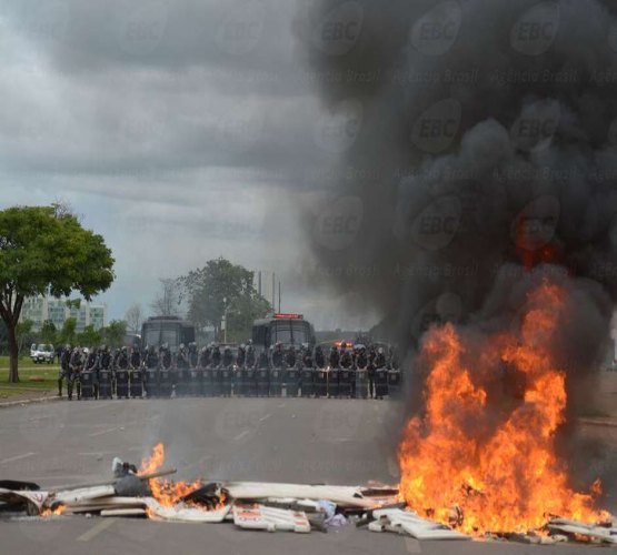 
Protesto contra PEC do Teto tem confronto com PMs 