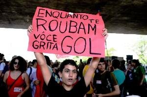 São Paulo é palco de violência em manifestações anti-Copa 