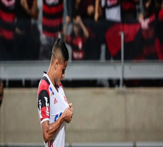 Flamengo vence fora, volta a sonhar com título e rebaixa América-MG