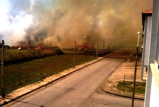 Mata pega fogo e assusta moradores de Aérea Militar na capital 
