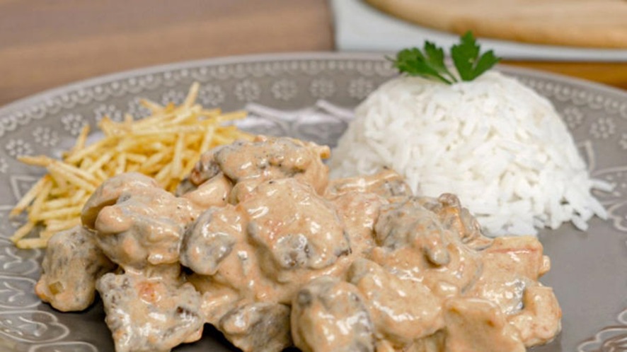 PARECE DE RESTAURANTE: Estrogonofe de carne cremoso é a receita fácil que faz o almoço parecer especial