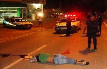 Rapaz que supostamente realizava manobras perigosas morre ao se chocar com poste - Fotos