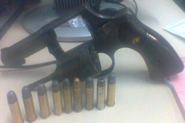 FLAGRANTE - Polícia prende homem armado com revolver e que pretendia matar esposa após briga