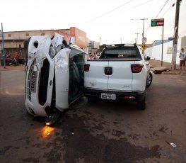 NA SUL - Grave colisão deixa PM ferido e carro capotado - VÍDEO