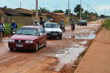 TRANSTORNO – Motoristas e moradores amargam prejuízos em importante rua na capital