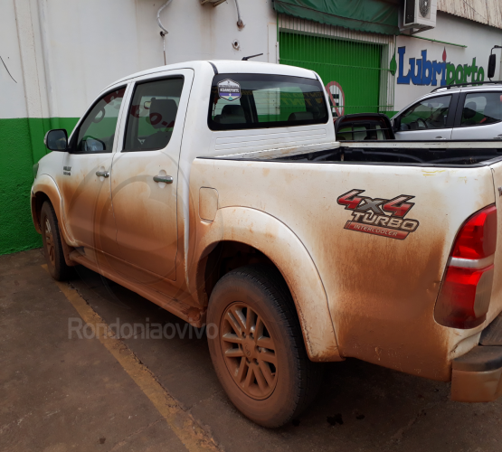 CHAPOLIN: Suspeito com bloqueador de alarme é preso furtando Hilux
