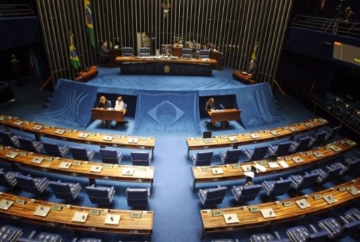 Após ficar com 7 ministérios, PMDB ajuda a esvaziar sessão do Congresso