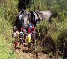 Caminhão do Exército tomba e deixa um morto e 25 feridos - FOTOS