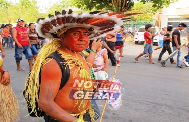 JI-PARANÁ - Indios protestam e fecham ponte sobre Rio Machado