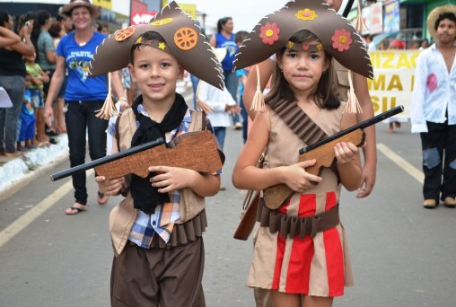 Mistura de cores povos e sabores é tema de desfile cívico 