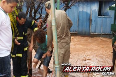 Corpo de bombeiro resgata mulher após temporal